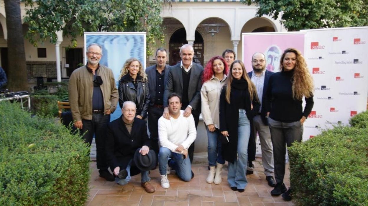 El director del Monkey Week, Tali Carreto, junto al grupo Las Niñas y representantes de las administraciones que apoyan al festival este martes en el Espacio Santa Clara