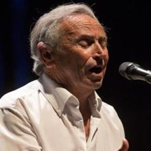 Diego Clavel cantando