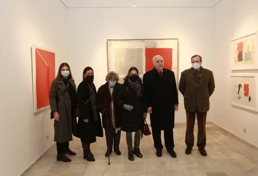 De izquierda a derecha, Miriam e Inés Salinas (hijas del pintor), Asunción Milá (madre) junto a Isabel de León, Juan Miguel González Gómez y Juan Lacomba