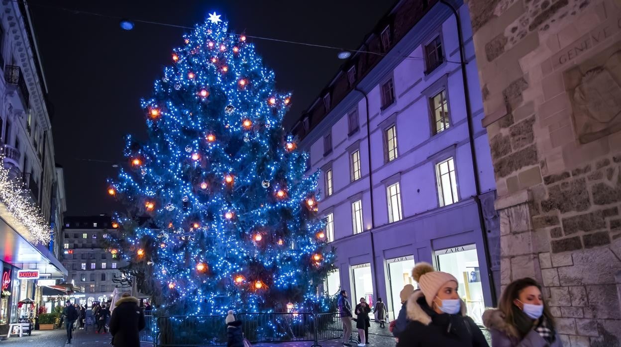 Gran árbol de Navidad en la localidad suiza de Ginebra