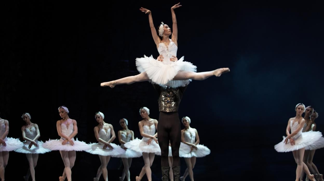 'El lago de los cisnes' abrió el año en el teatro de la Maestranza