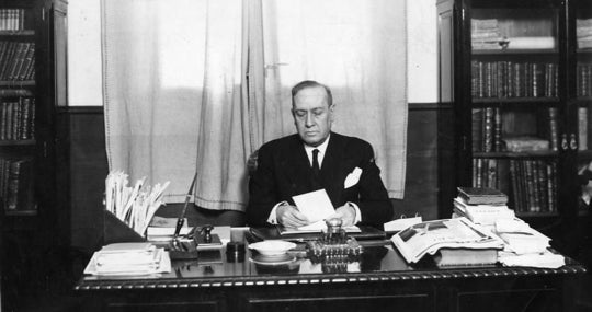 Manuel Machado, en su despacho en la Biblioteca Municipal de Madrid