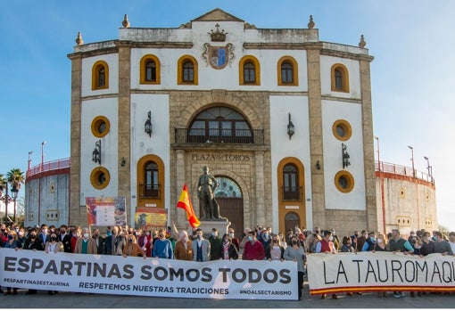 Los asistentes se concentraron frente a la plaza de toros