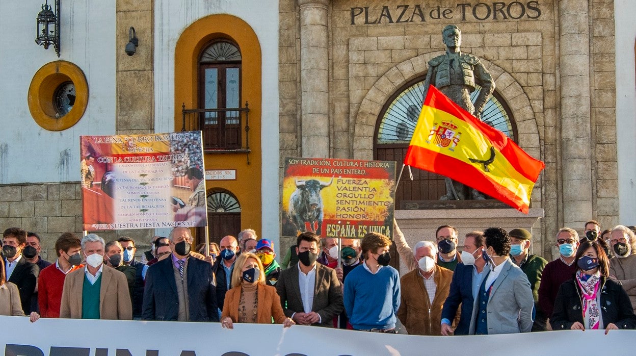 La portavoz municipal del PP, María Helena Romero, entre 'Espartaco', Ramón Valencia, Beltrán Pérez y Borja Jiménez