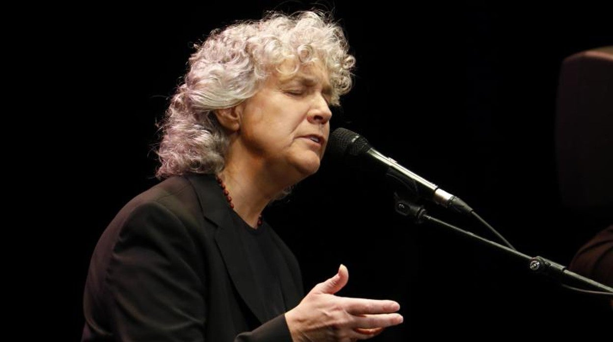 Mayte Martín durante un concierto