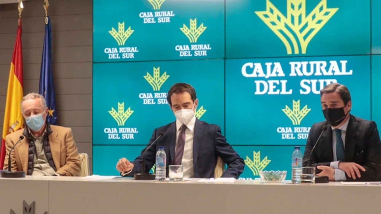 El cantante José Manuel Soto, el periodista Isaac Escalera y el empresario José María Garzón