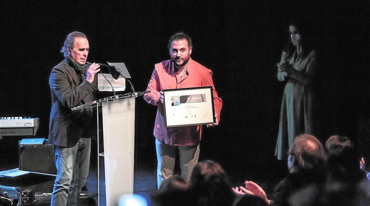 Pepe de Lucía entregando el premio como ganador a Juan Pérez Rodríguez en el Teatro Central