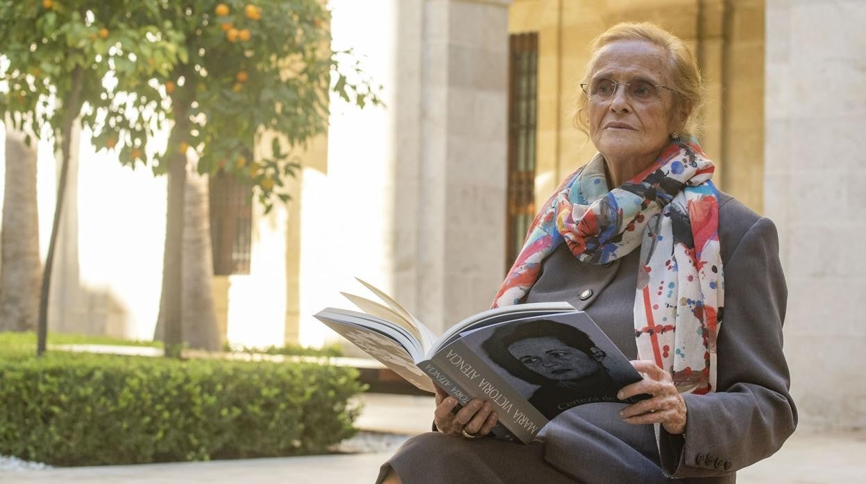 La poeta María Victoria Atencia en su Málaga natal