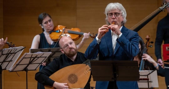 Giovanni Antonini tocando la flauta dulce