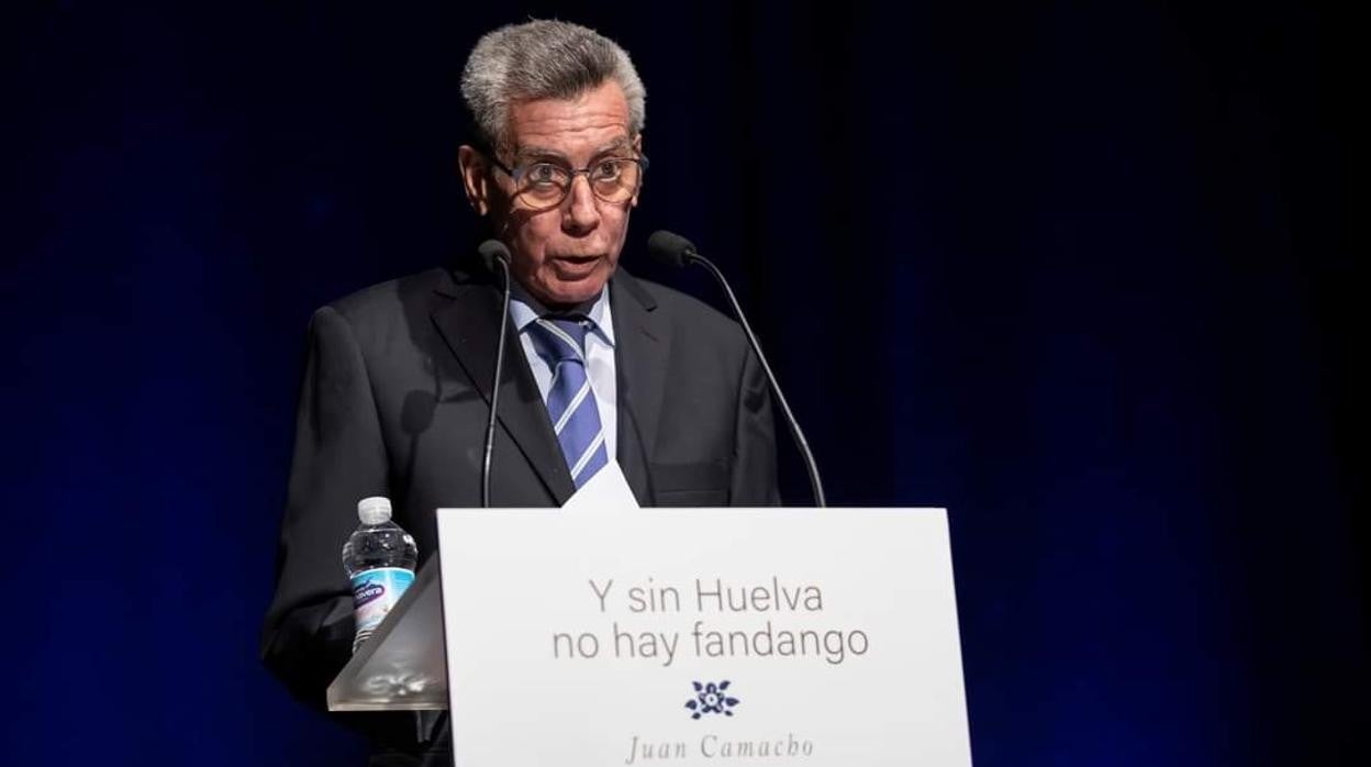 Juan Camacho durante la presentación de su libro en Huelva