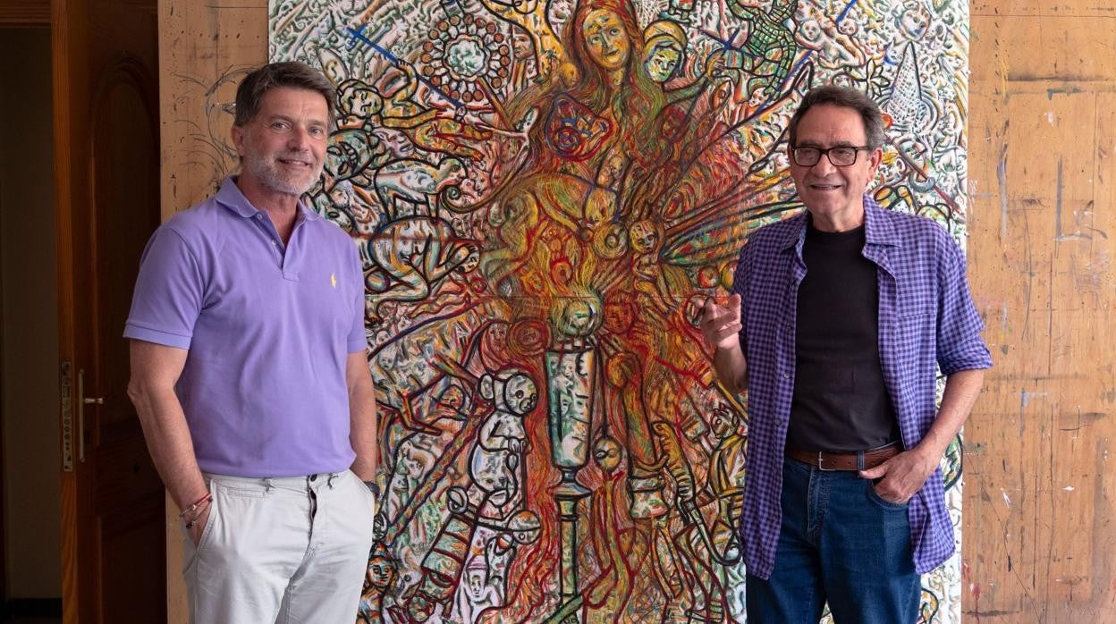 Francisco L. González y Antonio Sosa ante una de las obras del pintor