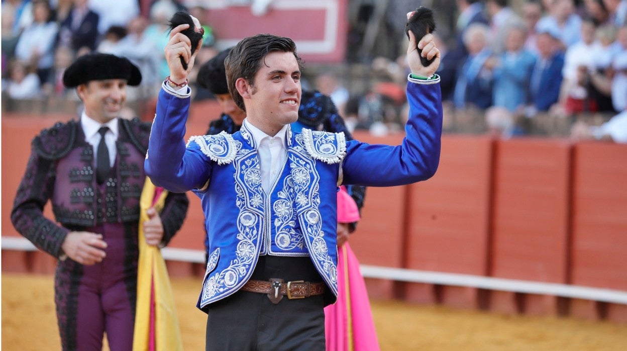El rejoneador, paseando las dos orejas del tercero de la tarde