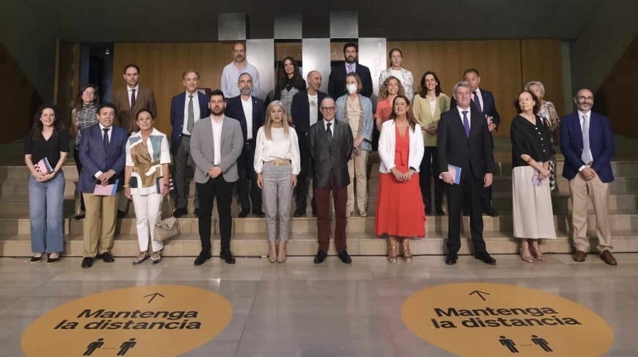 Representantes de instituciones y patrocinadores en la presentación de la nueva temporada del Teatro de la Maestranza