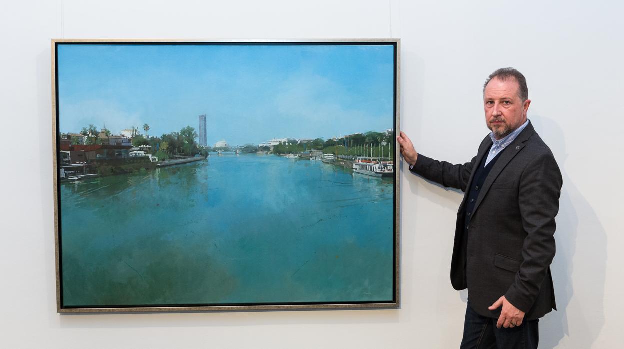Francisco Escalera, ante uno de los cuadros que se exponen en la muestra