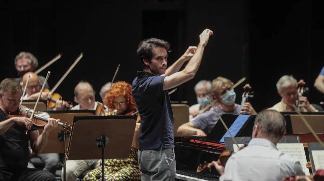 Juan Pérez Floristán dirigiendo a los músicos de la Real Orquesta Sinfónica de Sevilla durante el ensayo realizado el miércoles