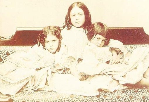 En la imagen, las hermanas Liddell. Alice es la tercera por la derecha