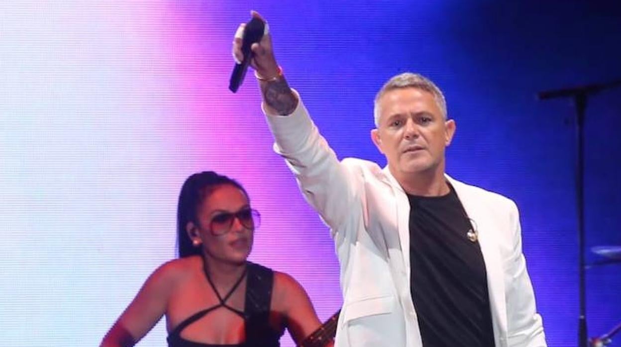 Alejandro Sanz sobre el escenario en el Estadio Benito Villamarín