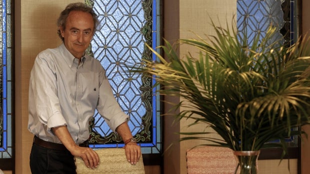 José Carlos Llop: «La mayor parte de la poesía española se escribe en Andalucía»