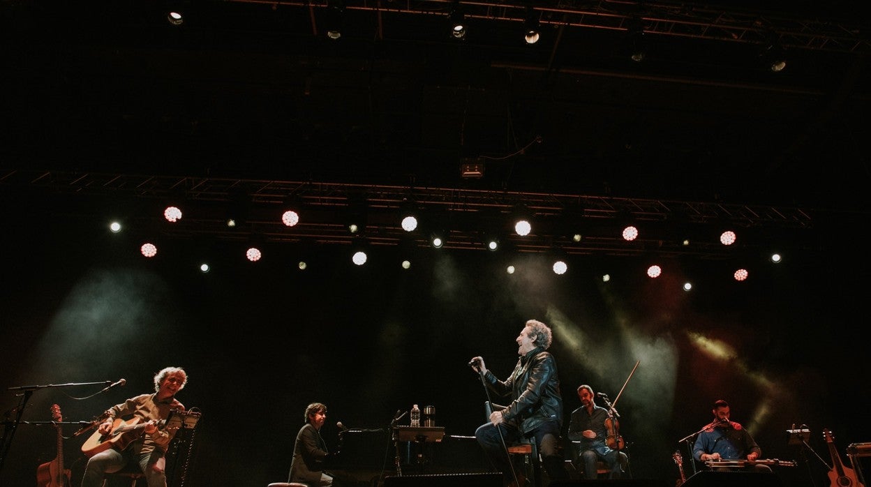 Miguel Ríos actuando con sus nuevos músicos