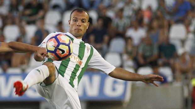 El centrocampista del Córdoba CF Juli controla el esférico