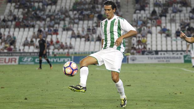 Pedro Ríos controla el balón en El Arcángel