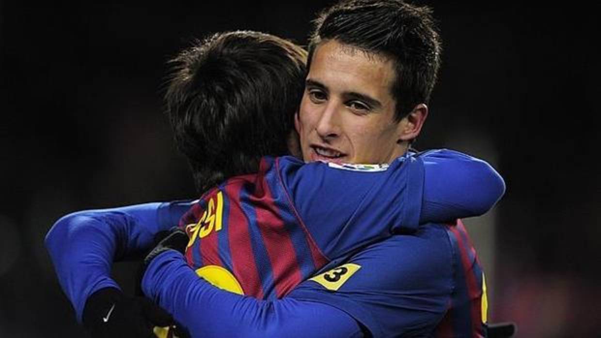 Tello se abraza con Messi durante un partido del Barça
