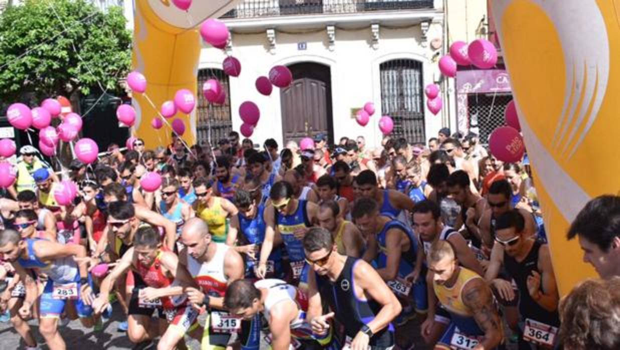 Participantes del Acuatlón de la Velá, en el inicio de la prueba