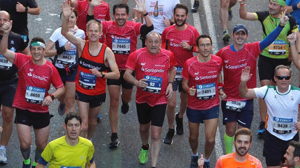 Fermín Cacho, en el centro de la fotografía, ha conseguido completar la media en el Zurich Maratón de Sevilla liderado por Abel Antón