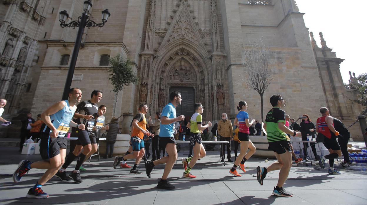 Grupo de corredores en la maratón de febrero