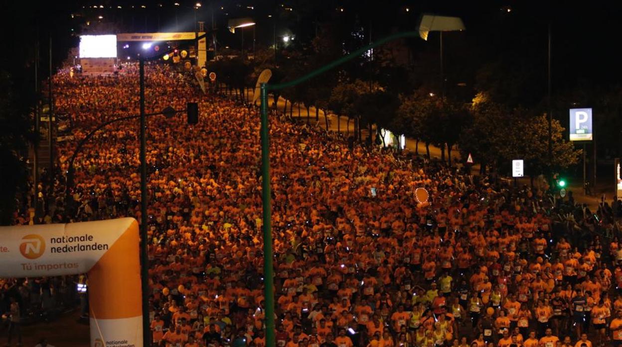 Ambiente multitudinario en la salida de la Nocturna