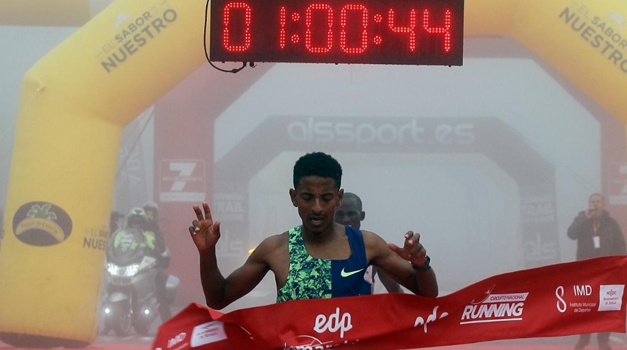 Eyob Faniel cruza la meta del EDP Medio Maratón de Sevilla en un tiempo récord