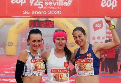 Los tres primeras clasificadas de la categoría femenina del EDP Medio Maratón