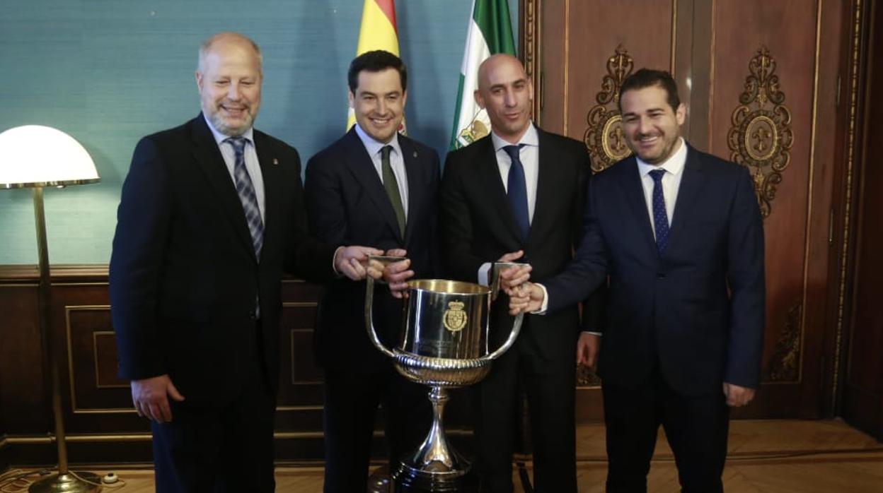 Imbroda, Moreno, Rubiales y Lozano posan con la Copa del Rey en el Palacio de San Telmo