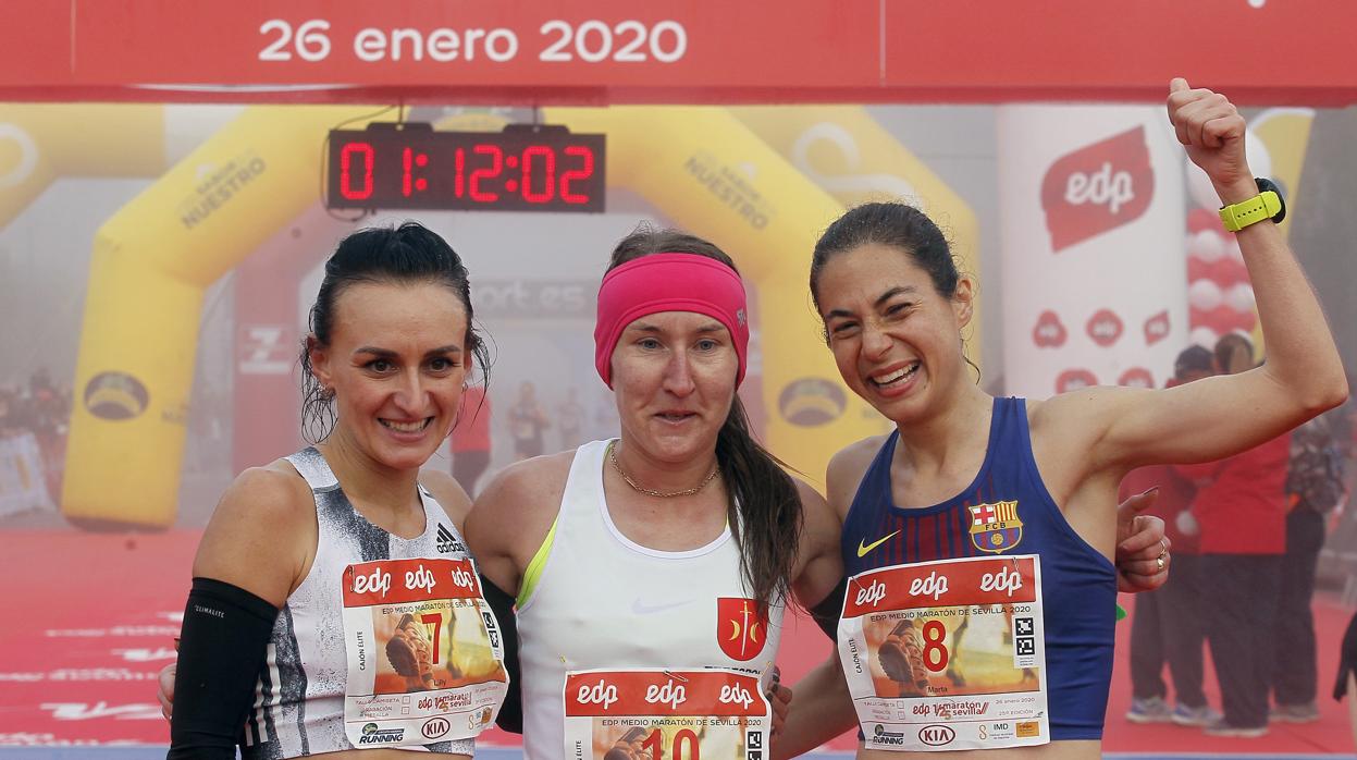 Galimany, a la derecha, junto a Izabela Trzaskalska y Lilli Partridge en la meta del EDP Medio Maratón