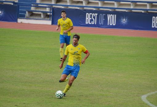 El capitán del Tomares, Sica, en una acción durante la Copa RFAF