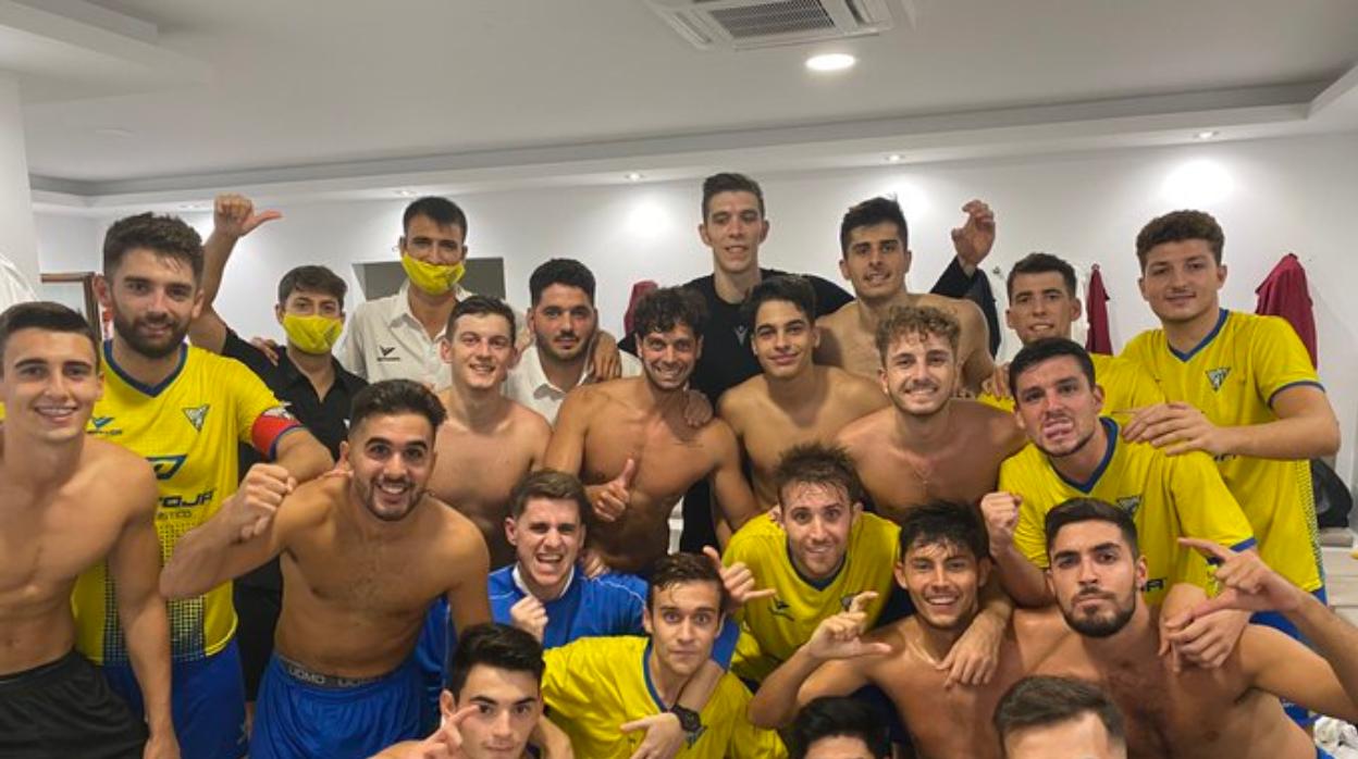 Los jugadores de la UD Tomares celebran la clasificación para la final de la Copa RFAF esta pretemporada