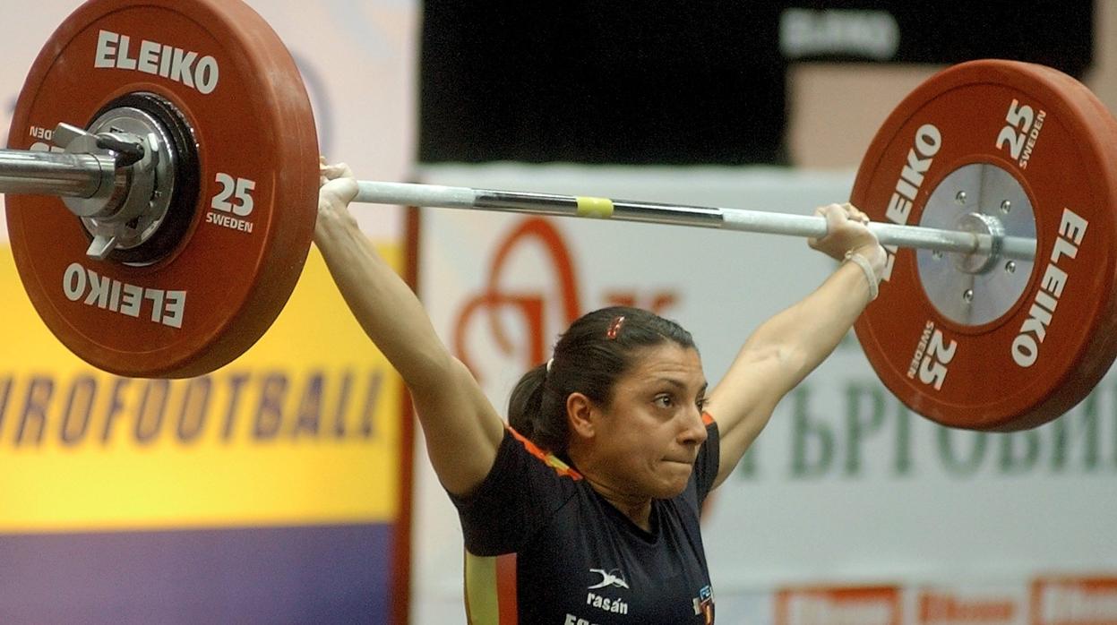 Rebeca Sires, compitiendo en el Europeo de Halterofilia de Sofía, en 2005