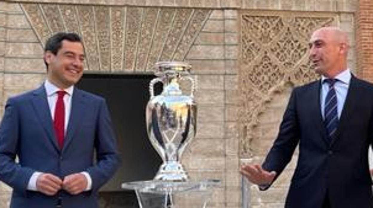 Juan Espadas, Juanma Moreno, Luis Rubiales, Carlos Marchena y Skillzy, mascota de la Euro, con la copa