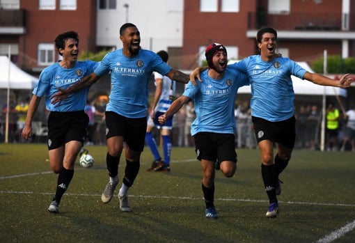 José María Nimo, Luka, Luis Marín y Mateo Ibáñez celebran el tercer tanto del Club Atlético Central ante el Estrella de San Agustín