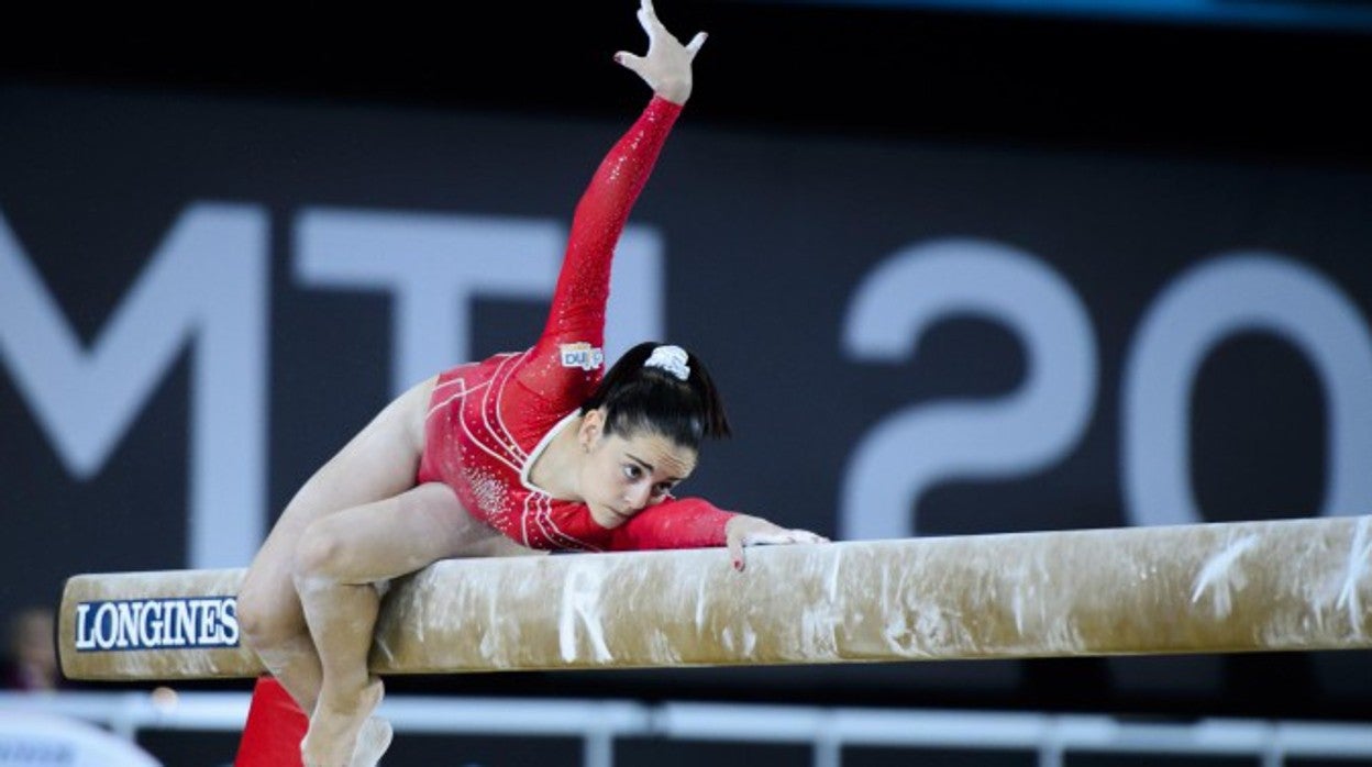 Ana Pérez, haciendo un ejercicio en la barra de equilibrio
