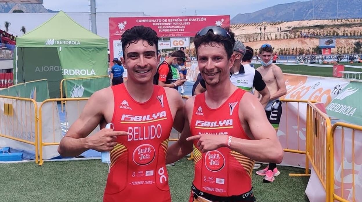 Igor Bellido, a la izquierda, con el Club Triatlón Isbilya