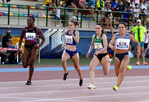 Maribel Pérez, a la derecha, se llevó la final de los 100 lisos en Getafe