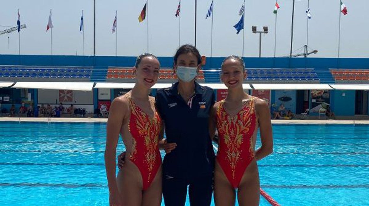 La nadadora sevillana Marina García, a la izquierda