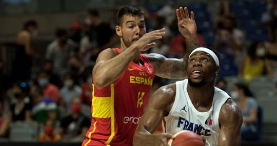 El pívot español, defendiendo al francés Yabusele