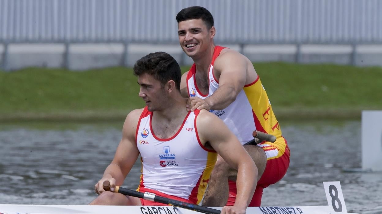 Tano García de la Borbolla y Pablo Martínez, tras conseguir el oro en la Copa del Mundo de Szeged en C2-500 metros