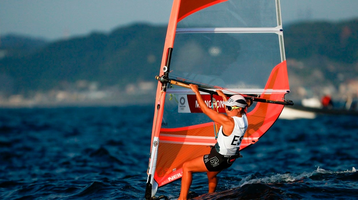 Blanca Manchón, navegando en la bahía de Enoshima