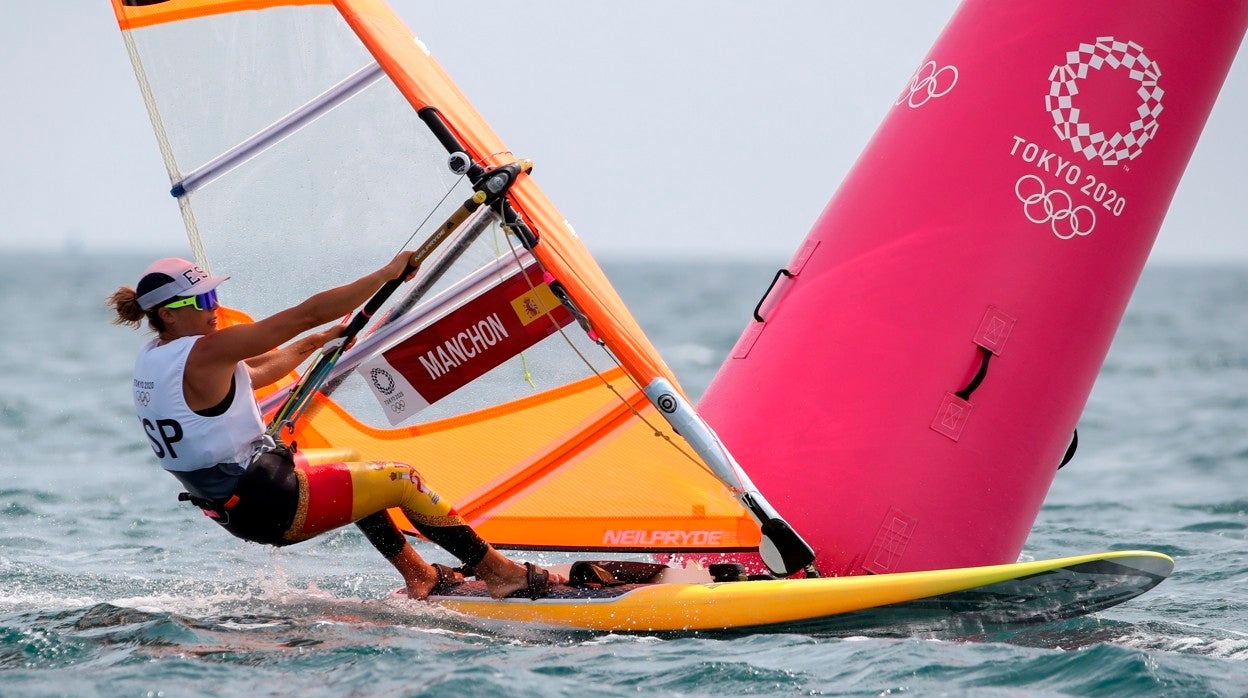 Blanca Manchón, compitiendo en la bahía de Enoshima