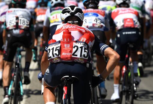 Juanpe cargando bidones para sus compañeros