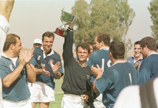 Coco Torres Morote, celebrando con el Monte Ciencias la Copa FAR de 2000