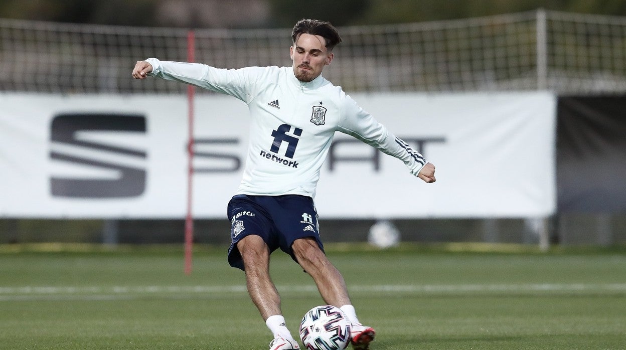 Rodri golpea un balón en Las Rozas, casa de la selección española
